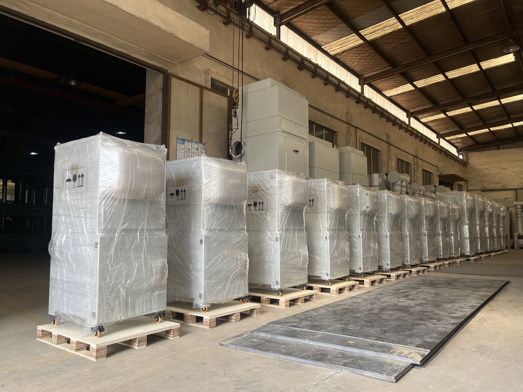 大批量脉冲滤筒除尘器出口到中东地区—张家港洁皇工业吸尘器